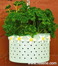 How to make a hanging planter from an old aluminium kitchen colander