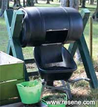 How to make a clever rotating compost bin