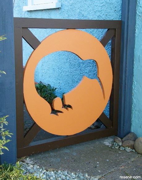 How to make a garden gate with a kiwi motif