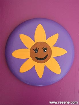 Paint a flower frisbee