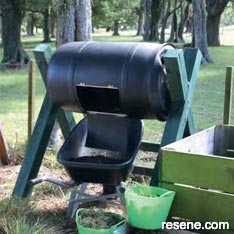 How to build a rotating compost bin