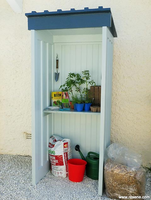Covered potting bench