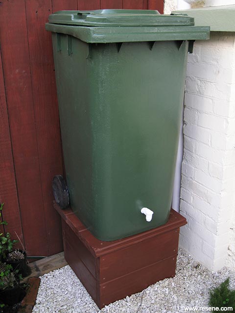 How to make a liquid composter from a plastic wheelie bin