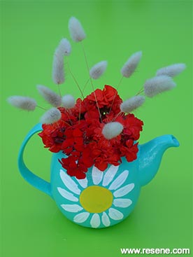 Paint a daisy vase