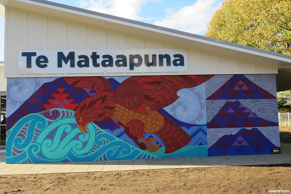 Pihanga and the pet Kaahu mural theme