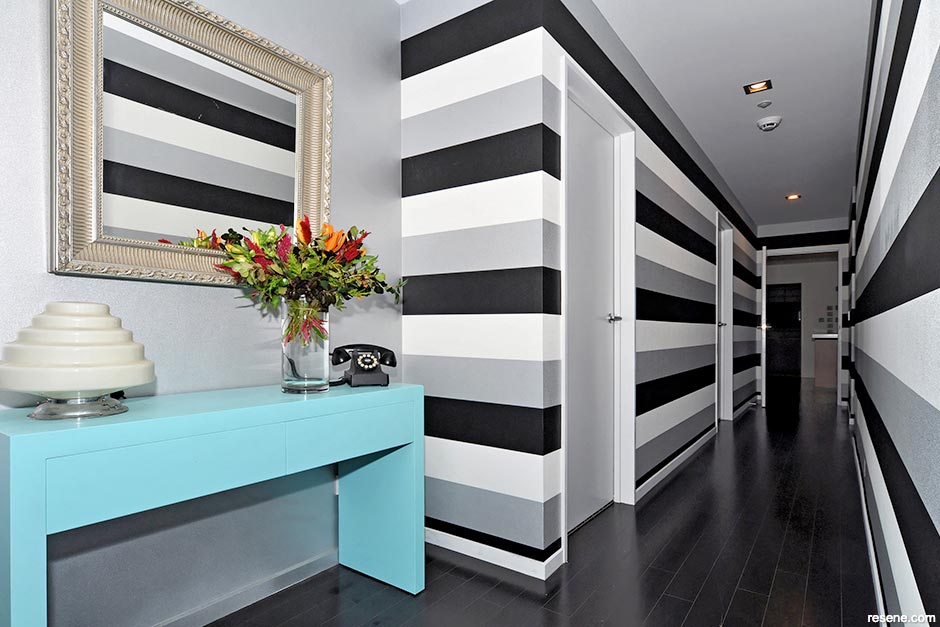 Using striped wallpaper in your home