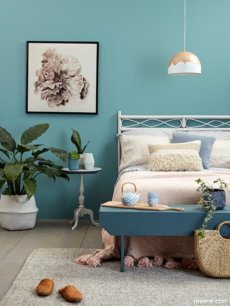 A relaxing blue-green bedroom
