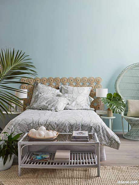 A relaxing tropical bedroom for your interior