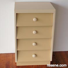 Contemporary style to drawers