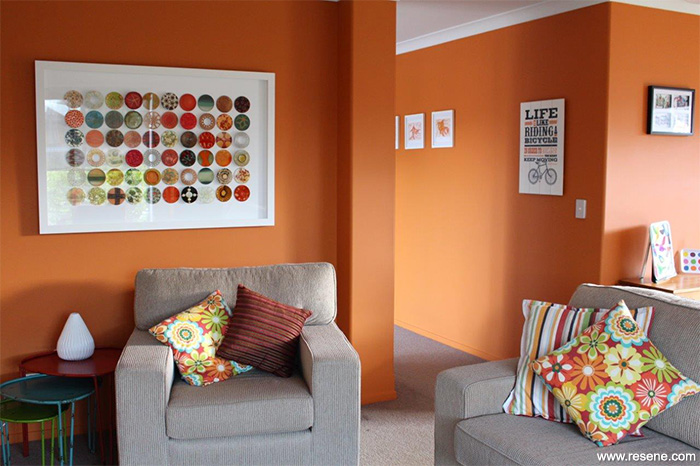 An uplifting colour scheme with orange walls