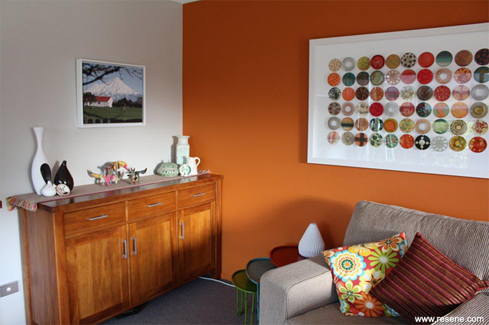 An uplifting colour scheme with orange walls