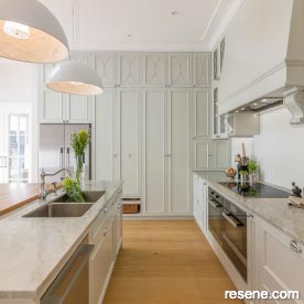 Two kitchens with ideas based on classic looks