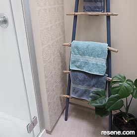 Make a driftwood ladder for your bathroom