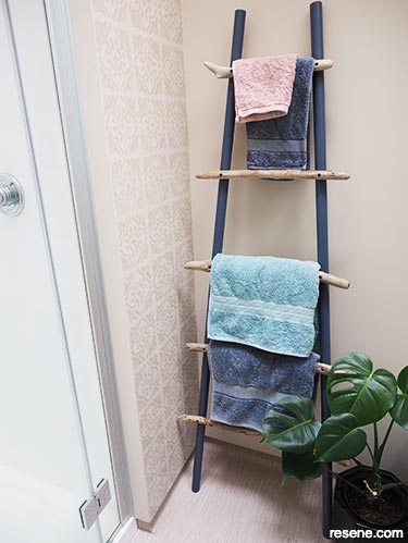 Make a driftwood ladder for your bathroom
