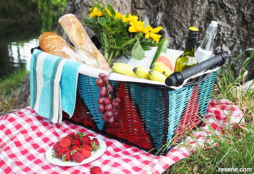 How to paint a picnic basket