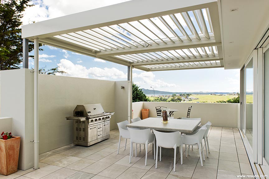 Electronically controlled louvred pergola