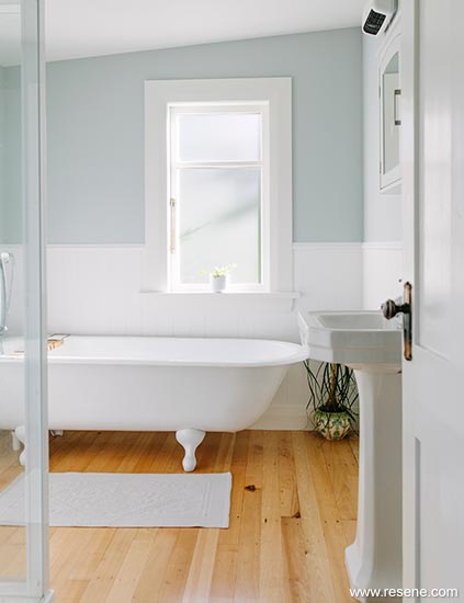 A bathroom inspired by the colours of Kakanui Beach